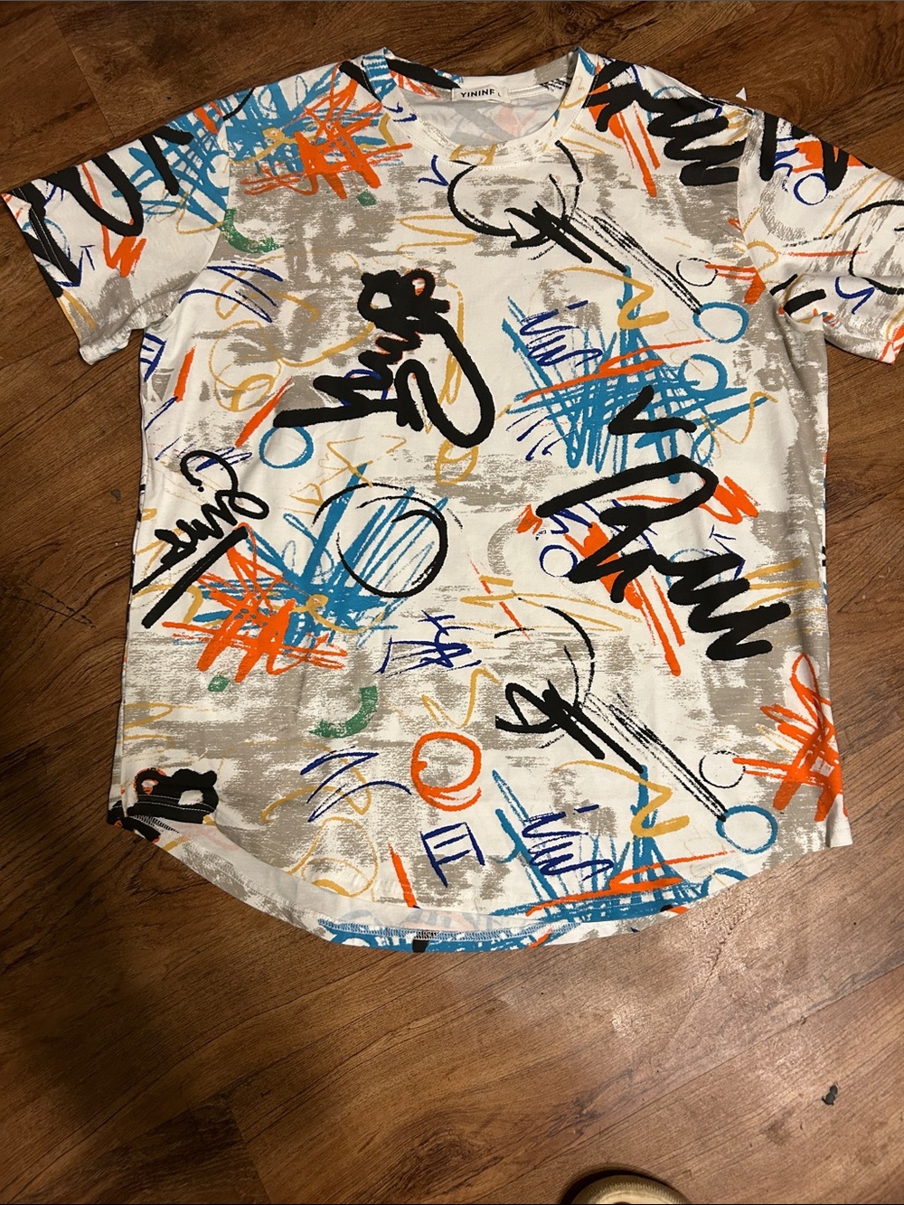 Men’s sz L YININF brand t-shirt features a vibrant all-over graffiti print